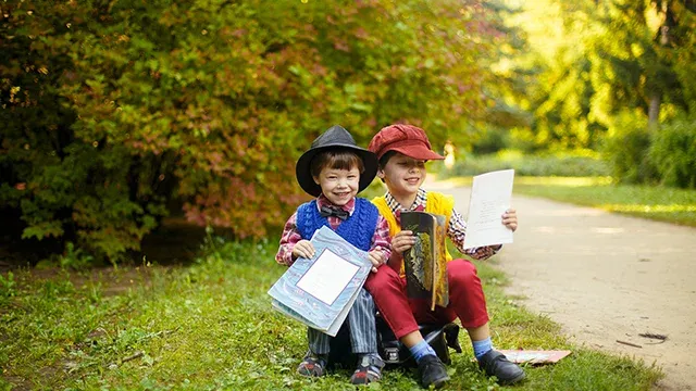 خطة لعلاج ضعف القراءة والكتابة عند الاطفال اطفال يقرأون