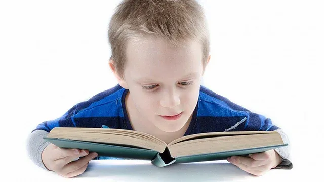 خطة لعلاج ضعف القراءة والكتابة عند الاطفال طفل يقرأ