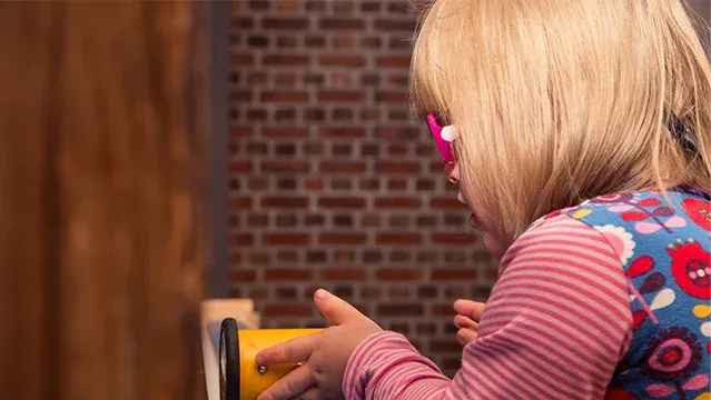 طفل ضعيف سمع