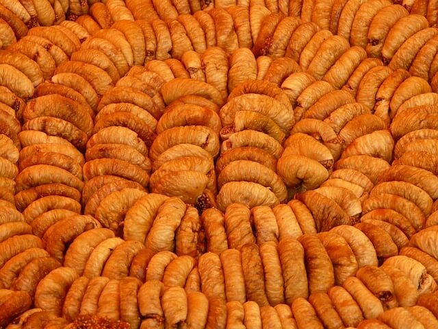 Dried figs and olive oil